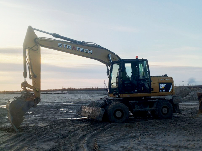 Экскаватор Caterpillar в работе на проекте